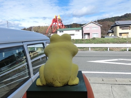かえる橋を見るカエル.jpg